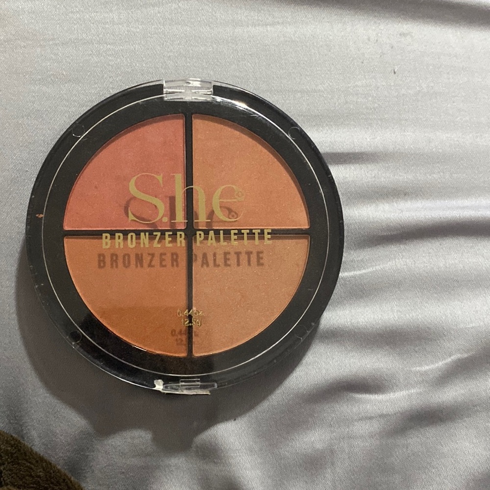 I’m selling a bronzer palette it’s in good condition